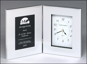 Airflyte Polished silver aluminum clock with black aluminum engraving plate